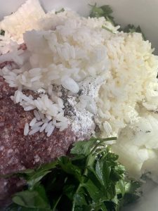 préparation de la recette de la soupe turque de viande de boeuf haché du livre de recettes Méditerranée voyage dans les cuisines